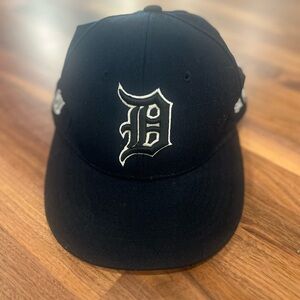 Detroit Tigers ball cap size small in GUC